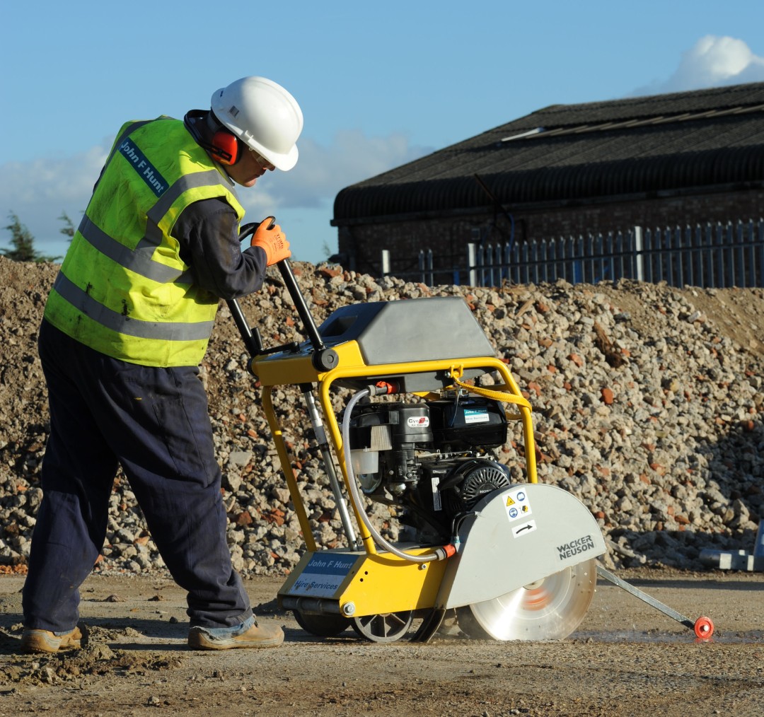 How to cut concrete slabs with floor saw image